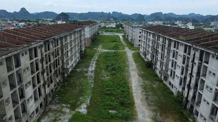 Đến nay, toàn bộ dự án hàng trăm tỷ đồng sau hơn 1 thập kỷ bỏ hoang hiện không có người trông coi. Nhìn dự án "đắp chiếu", người dân địa phương không khỏi xót xa cho số tiền hàng trăm tỷ đồng từ ngân sách Nhà nước bỏ ra đã đầu tư dự án.