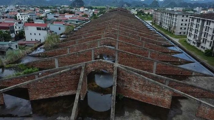 Sắt thép tại công trình hoen rỉ sau nhiều năm.