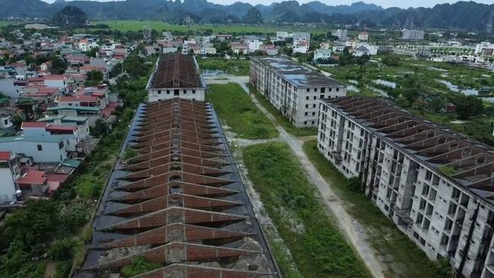 Bốn tòa nhà A, B, C, D được xây dựng từ giai đoạn 1 nhưng chưa hoàn thiện. Đây là những hạng mục chính được triển khai sau khi dự án được UBND tỉnh Ninh Bình phê duyệt năm 2009. Công trình từng được kỳ vọng hoàn thành vào năm 2013.