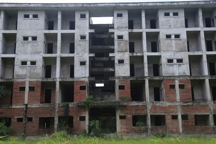 Đầu năm 2025, UBND tỉnh Ninh Bình thống nhất chủ trương điều chỉnh dự án ký túc xá sinh viên thành 4 dự án khác nhau. Trong đó, chuyển công năng 2 dãy nhà B và C và một phần đất thành dự án Nhà ở xã hội cho người nghèo, gia đình chính sách và người có thu nhập thấp tỉnh Ninh Bình. Tuy nhiên, đến nay dự án vẫn chưa thống nhất cụ thể và triển khai...