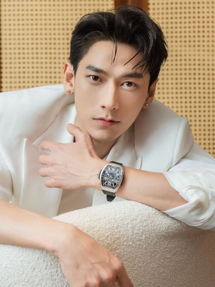 Isaac duy trì vẻ đẹp trai và phong độ biểu diễn sau gần 20 năm ca hát.