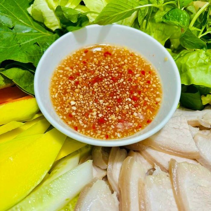 Thịt luộc ăn kèm cùng các loại rau sống và chấm nước mắm tỏi ớt vô cùng đưa cơm