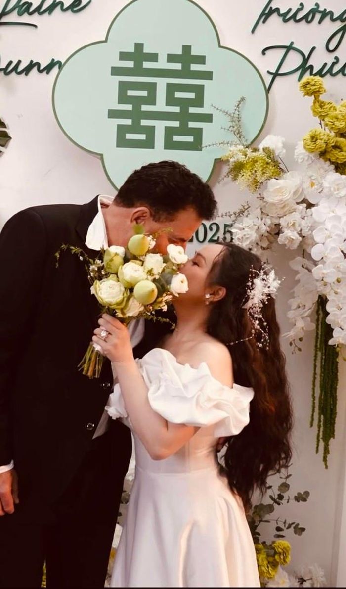 Hình ảnh hôn lễ của Trương Phương và chồng Tây tại Việt Nam.