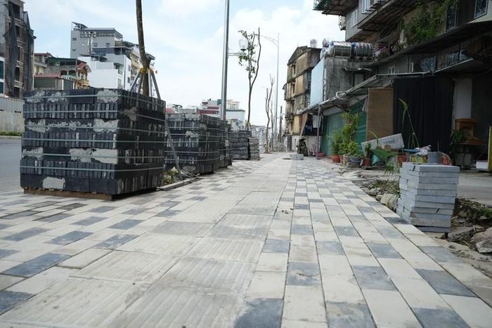 Việc chỉnh trang vỉa hè, cây xanh và cảnh quan không chỉ làm thay đổi diện mạo khu vực mà còn tạo thêm không gian đi lại thuận tiện hơn cho người dân.