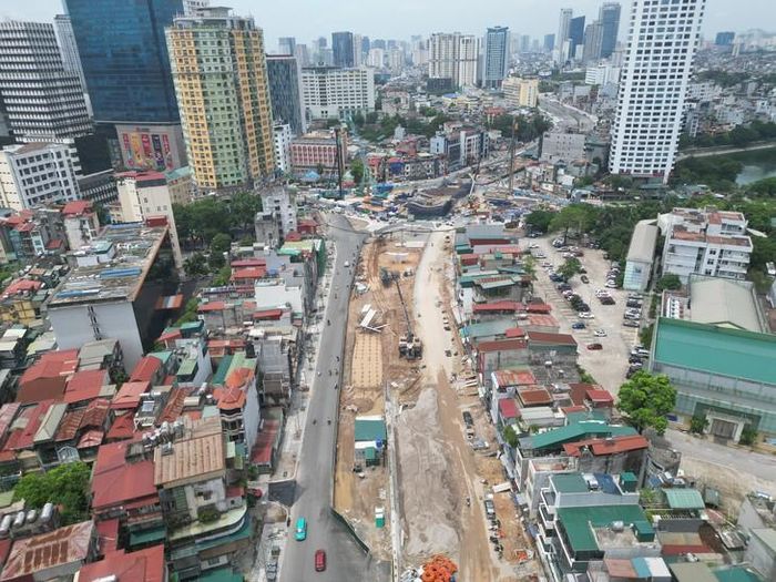 Dự án xây dựng đường Vành đai 1 đoạn Hoàng Cầu - Voi Phục dài hơn 2,2km, mặt cắt ngang 50m với 8 làn xe. Điểm đầu giao với đường Cát Linh - La Thành - Yên Lãng tại Hoàng Cầu, điểm cuối tại nút giao thông Voi Phục. Công trình có tổng mức đầu tư hơn 7.200 tỉ đồng từ ngân sách thành phố.