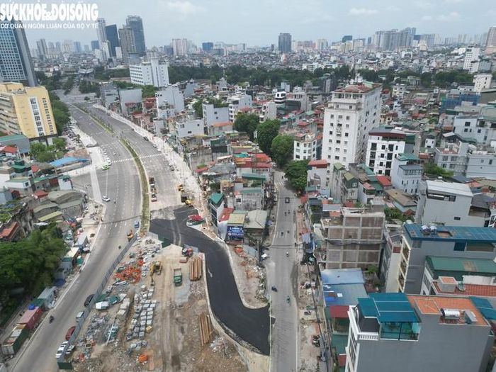Cùng với đó, với đoạn tuyến từ Hoàng Cầu đến Láng Hạ, người dân có thể lưu thông cả 2 chiều đường. Tương tự là đoạn từ Bệnh viện Phụ sản Hà Nội đến điểm cuối tuyến - nút giao Voi Phục.