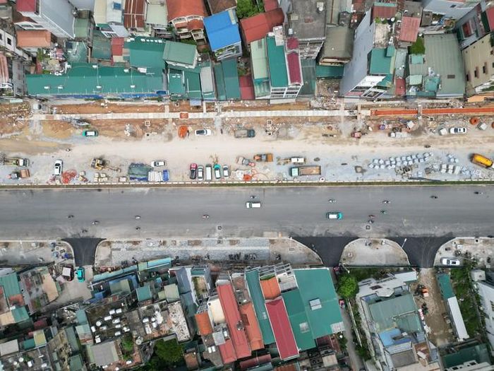 Phần mặt đường toàn tuyến đã được trải thảm nhựa, ngoại trừ phạm vi bên phải đoạn từ nút giao Láng Hạ - Giảng Võ đến nút giao Nguyễn Chí Thanh, nơi đang thi công đường lên cao.