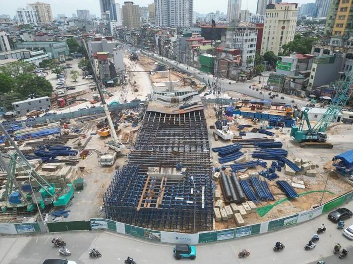 Trong khi đó, 2 cầu vượt trên tuyến tại nút giao Láng Hạ và Nguyễn Chí Thanh vẫn đang quá trình thi công, dự kiến hoàn thành trước 31/12/2026. Khi các hạng mục được đồng bộ, hai cầu vượt sẽ góp phần tăng khả năng lưu thông và giảm xung đột tại các nút giao lớn trên tuyến.