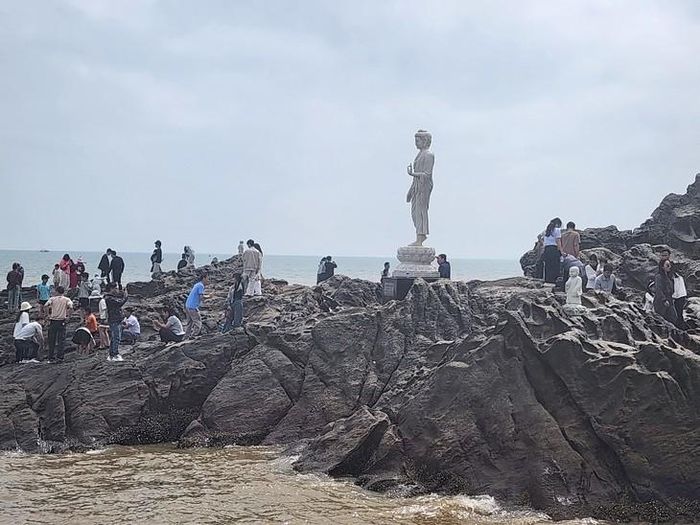 Chùa Bụt nằm ở vị trí nơi cửa biển tuyệt đẹp với lối kiến trúc độc đáo. Đặc biệt, chùa Bụt có vị trí sát ngay bãi đá hòn Bò, một trong những bãi đá tự nhiên check-in đẹp nhất ở biển Hải Tiến. Ảnh: Ngọc Hưng.