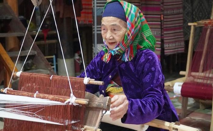 Giữa đại ngàn Pù Luông, những người phụ nữ Thái vẫn lặng lẽ bên khung cửi, bền bỉ gìn giữ hồn cốt nghề dệt thổ cẩm đã in dấu suốt ba thế kỷ. Ảnh: Ngọc Hưng.