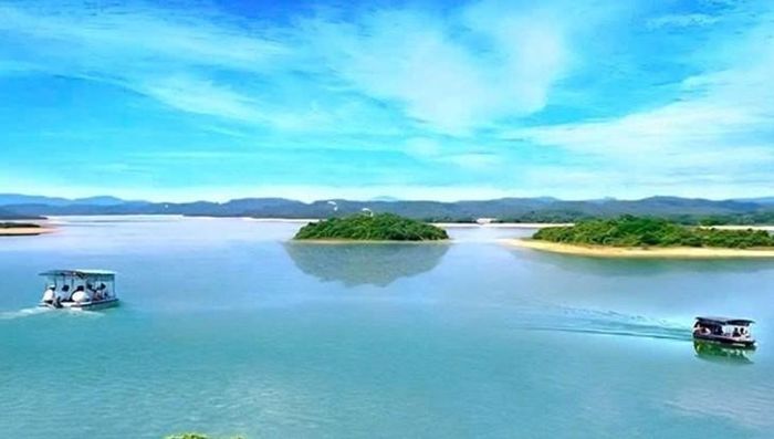 Vườn quốc gia Bến En được ví như “Hạ Long xứ Thanh”, nổi bật với cảnh quan sông nước, núi rừng và hệ sinh thái đa dạng. Ảnh: CTV.