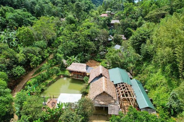 Pù Luông hấp dẫn du khách bởi cảnh quan núi rừng, bản làng và không khí trong lành. Ảnh Ngọc Hưng.