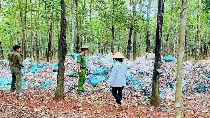 Công an xã Tân Quan phát hiện vụ đổ trộm gần 8,5 tấn chất thải rắn công nghiệp thông thường tại khu vực rừng cao su. Ảnh: Công an TP Đồng Nai.