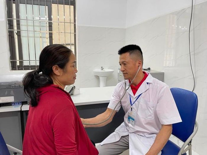 Y bác sĩ thăm khám sức khoẻ cho người dân tại trạm y tế. (Ảnh Thái Bình)
