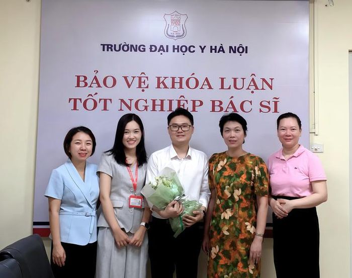 Bác sĩ Phạm Đức Thành cùng các thầy cô trong buổi Bảo vệ khóa luận tốt nghiệp bác sĩ tại Trường Đại học Y Hà Nội.