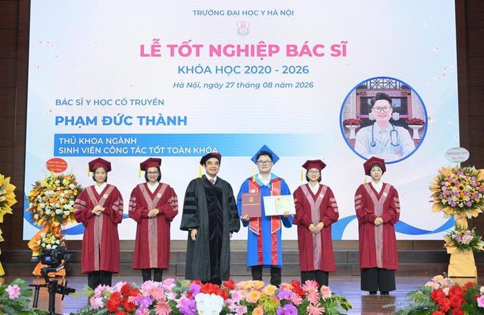 Tân thủ khoa Phạm Đức Thành nhận bằng tốt nghiệp từ GS.TS Nguyễn Hữu Tú - Hiệu trưởng Trường Đại học Y Hà Nội trong Lễ tốt nghiệp bác sĩ năm 2026. Ảnh: Hữu Linh