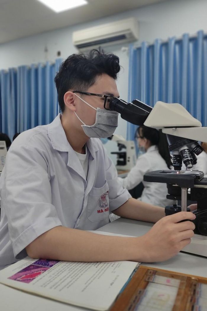 Tân thủ khoa bác sĩ nội trú trong giờ thực hành tại phòng thí nghiệm. Ảnh: NVCC