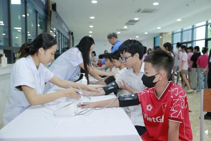Theo hướng dẫn của Bộ Y tế, việc kiểm tra sức khỏe đầu năm học với trẻ mầm non và học sinh phổ thông được thực hiện 1 lần/năm. Ảnh: Huyền Trang
