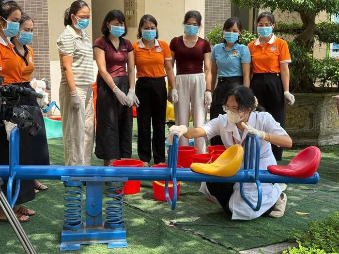 Một trong những nhiệm vụ được UBND TP Hà Nội chỉ đạo ngành Y tế và các địa phương tập trung thực hiện là bảo vệ sức khỏe học sinh ngay từ đầu năm học 2026-2027.