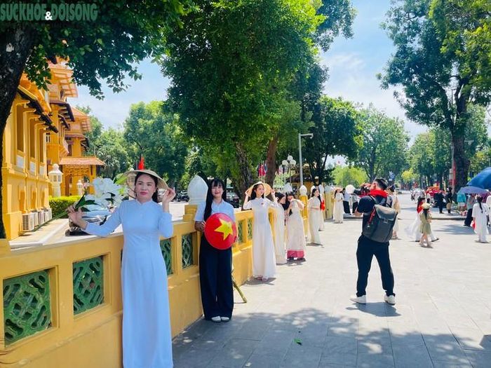 Theo ghi nhận, không khí chụp ảnh tại đây khá sôi động. Có người chỉ cần một chiếc điện thoại là có thể lưu lại khoảnh khắc; có nhóm chuẩn bị máy ảnh, người chụp và các dụng cụ hỗ trợ ánh sáng. Ảnh: Phúc Đức