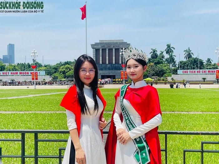 Trong sắc đỏ của cờ Tổ quốc, nhiều người diện áo dài, những bộ trang phục yêu thích, mang theo cờ và hoa, cùng nhau chụp những bức ảnh lưu niệm giữa quảng trường Ba Đình. Ảnh: Phúc Đức