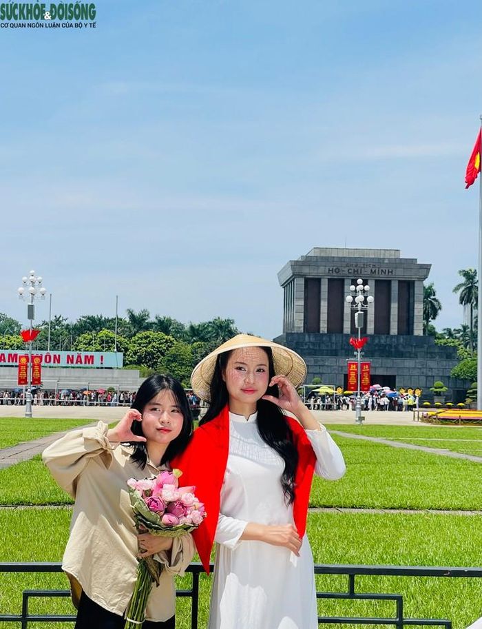 Nhiều nhóm bạn trẻ chuẩn bị khá kỹ cho buổi chụp ảnh. Người lựa chọn áo dài trắng, người khoác thêm chiếc áo màu đỏ giống màu cờ, tạo nên không khí rộn ràng nhưng vẫn trang nghiêm tại nơi gắn với những dấu mốc quan trọng của đất nước. Ảnh: Phúc Đức