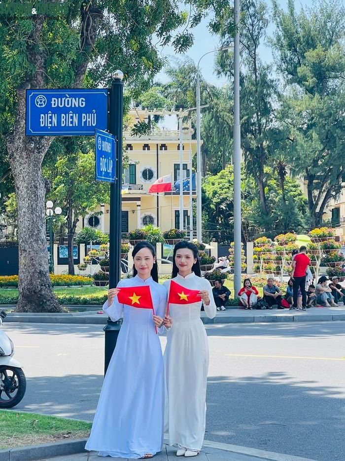 Một số người chọn trang phục truyền thống của đồng bào dân tộc để chụp ảnh. Hình ảnh một phụ nữ trong trang phục dân tộc, tay cầm lá cờ Tổ quốc, nổi bật giữa nền tường vàng và hàng cây xanh, tạo nên một khung hình đậm màu sắc văn hóa Việt Nam. Chị Nguyễn Minh Thu, sống tại Hà Nội cho rằng, việc đông đảo người dân tìm về Quảng trường Ba Đình trong dịp Quốc khánh tạo nên một không khí rất riêng. “Nhìn mọi người mặc áo dài, cầm cờ, hoa về đây, tôi cảm nhận rất rõ không khí ngày Quốc khánh. Mỗi người có một cách thể hiện tình cảm với đất nước, nhưng điều quan trọng là chúng ta đều trân trọng lịch sử và cuộc sống hòa bình hôm nay”, chị Minh Thu nói. Ảnh: Phúc Đức