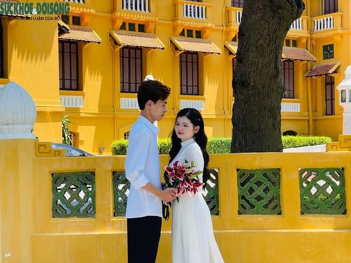 Mỗi người có một cách lưu giữ kỷ niệm riêng, nhưng tất cả cùng tạo nên một hình ảnh đẹp về Hà Nội trong những ngày cả nước hướng về ngày lễ trọng đại của dân tộc. Ảnh: Phúc Đức