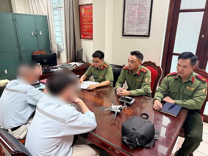 Một flycam bị phát hiện trong khu vực cấm bay, cách sân bay Nội Bài khoảng 4,5km. Người điều khiển nói sử dụng thiết bị để kiểm tra tiến độ thi công nhà xưởng. (Ảnh Công an CKCHKQT Nội Bài)