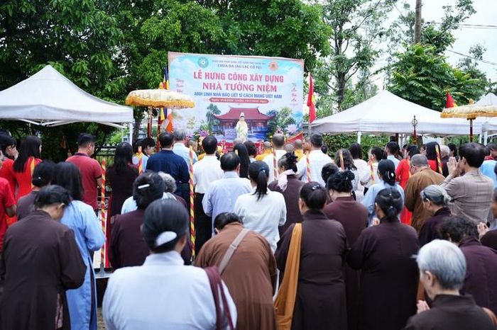 Đông đảo tăng, ni, phật tử và người dân tham dự Lễ Hưng công xây dựng Nhà Tưởng niệm anh linh Liệt sĩ nhà báo cách mạng Việt Nam tại chùa Da. Ảnh: PV.