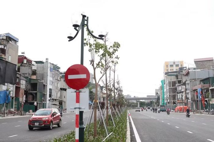 Biển báo cấm đi ngược chiều và hệ thống chiếu sáng đô thị được lắp đặt hoàn chỉnh trên dải phân cách giữa khi các phương tiện bắt đầu chạy thử nghiệm.