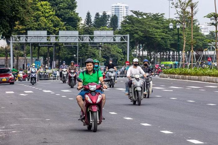 Người dân Thủ đô đi xe máy trải nghiệm mặt đường mới rộng rãi, không còn cảnh ùn ứ thường nhật trước ngày thông xe kỹ thuật.