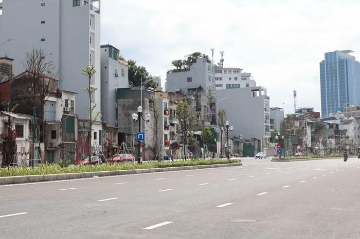 Tuyến đường rộng thênh thang đã hoàn thiện mặt đường, hệ thống thoát nước ngầm và dải phân cách cứng, mở ra không gian thông thoáng cho khu vực nội đô.