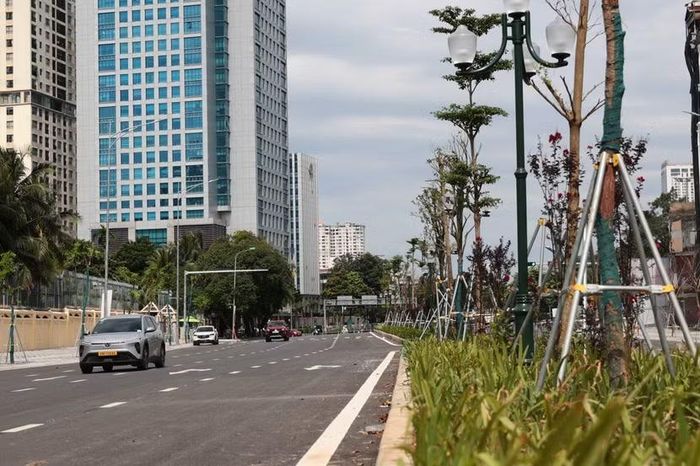 Ô tô lưu thông êm thuận trên mặt đường Vành đai 1 đoạn qua phường Láng sau khi các lớp bê tông nhựa asphalt được thảm phẳng lì.