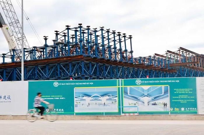Giàn giáo thép đồ sộ phục vụ thi công cầu vượt tại nút giao Nguyễn Chí Thanh, vị trí có yếu tố kỹ thuật phức tạp do nằm phía trên tuyến metro ngầm.