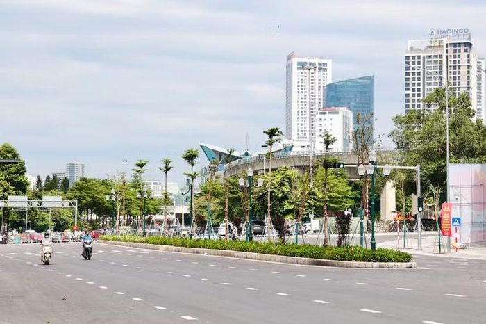 Tầm nhìn thoáng đãng từ mặt đường Vành đai 1 hướng về nút giao có tuyến đường sắt đô thị trên cao và các tổ hợp văn phòng, chung cư hiện đại.