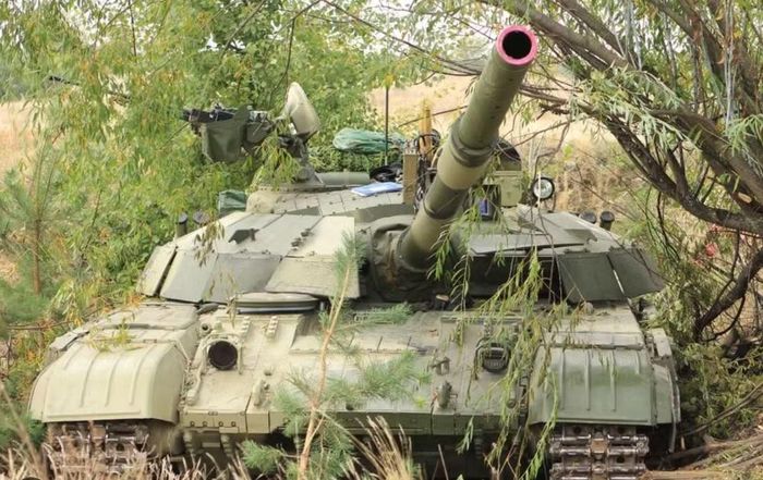 Xe tăng chủ lực T-64BM Bulat được nâng cấp với chi phí 2,5 triệu USD mỗi chiếc. Xe sử dụng pháo 125 mm từ xe tăng chủ lực T-80, hệ thống điều khiển hỏa lực cải tiến và giáp phản ứng nổ Nozh.