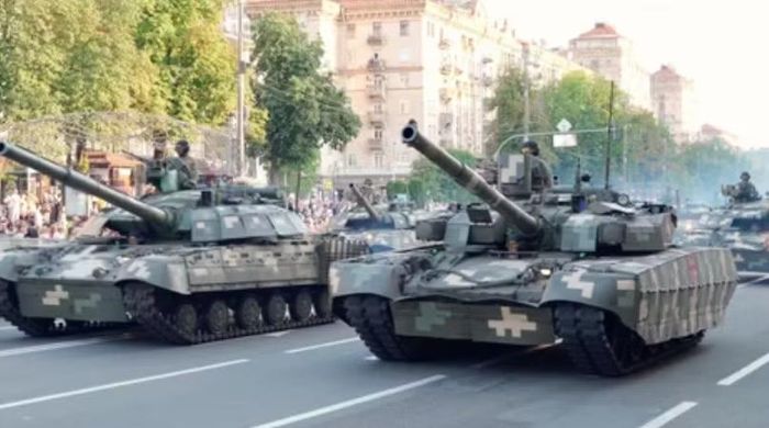 Chiếc xe tăng chủ lực T-64BM Bulat nặng 49 tấn được ghi nhận tại khu vực cách Kharkov 30 km về phía Tây Bắc.