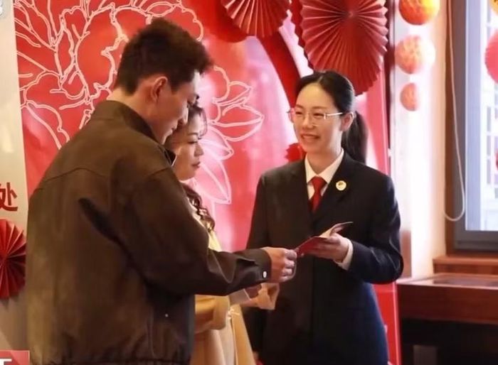 Trung Quốc đã lập hơn 500 điểm đăng ký kết hôn bên ngoài các cơ quan dân chính truyền thống, cùng với hơn 1.300 địa điểm ngoài trời được ủy quyền cấp giấy chứng nhận kết hôn