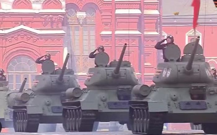 Đến năm 1945, T-34 đã gắn chặt với hình ảnh chiến thắng của Liên Xô trước Đức Quốc xã. Vì vậy, khi một chiếc T-34 xuất hiện trong lễ kỷ niệm chiến thắng, thông điệp không phải là: "Đây là xe tăng hiện đại."