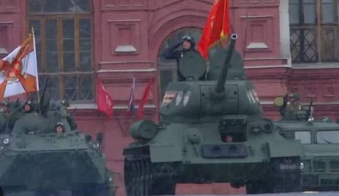 Nhưng đôi khi, giữa những cỗ máy hiện đại ấy lại xuất hiện một chiếc xe tăng có thiết kế từ những năm 1930. Đó là T-34.