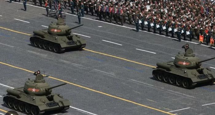 Khi T-34 xuất hiện trên chiến trường năm 1941, nó trở thành một trong những biểu tượng của khả năng chống lại cuộc xâm lược của Đức Quốc xã. Sau đó, hàng chục nghìn chiếc T-34 được sản xuất và tham gia những chiến dịch lớn của Hồng quân từ giai đoạn phòng thủ đến cuộc tiến công về phía Tây.