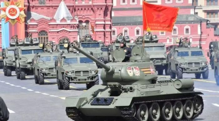 T-34 vì thế trở thành một dạng "bảo tàng chuyển động". Nó không nằm yên sau lớp kính. Nó có thể nổ máy, chạy qua quảng trường và xuất hiện trước hàng nghìn người.