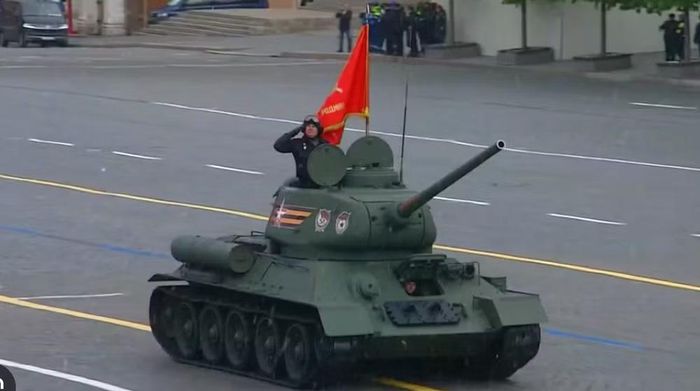Đặc biệt, thiết kế của T-34 rất dễ nhận diện. Thân xe thấp, bánh xích lớn, giáp nghiêng và hình dáng đặc trưng của tháp pháo khiến nó trở thành một trong những xe tăng có hình ảnh mang tính biểu tượng nhất thế kỷ XX. Đó là một lợi thế mà không phải mọi khí tài quân sự đều có.