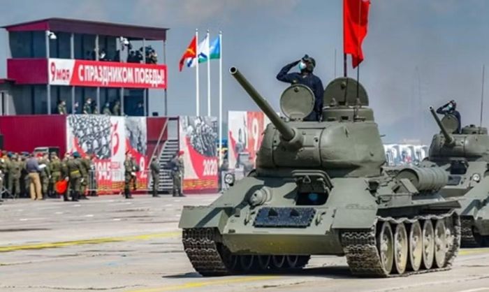 Tất nhiên, cần phân biệt rõ giữa giá trị biểu tượng và giá trị quân sự. T-34 ngày nay không thể cạnh tranh với xe tăng chủ lực hiện đại về giáp, cảm biến, hệ thống điều khiển hỏa lực hay khả năng tác chiến ban đêm. Việc nó xuất hiện trong duyệt binh không có nghĩa nó đang trở lại vai trò chiến đấu chủ lực.