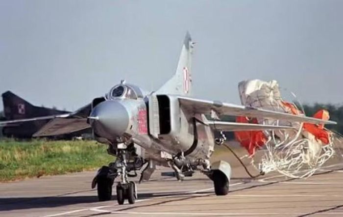 MiG-23 cũng không được thiết kế để trở thành một "võ sĩ" chuyên không chiến tầm gần. Nhiệm vụ chính của nó là đánh chặn mục tiêu với tốc độ cao, sử dụng radar và tên lửa không đối không.