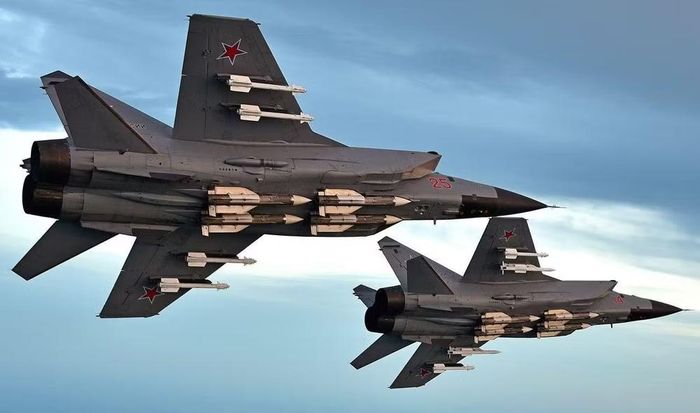 Khi dữ liệu được chia sẻ, một chiếc MiG-31 không nhất thiết phải tự mình phát hiện toàn bộ mục tiêu mà có thể nhận thông tin từ các nguồn khác.
