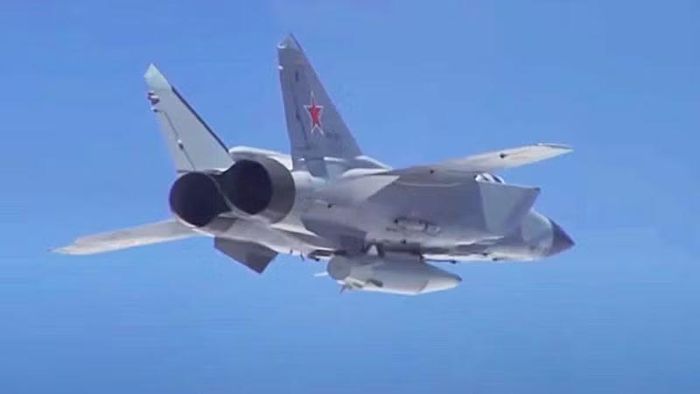 MiG-31 cần phát hiện mục tiêu càng sớm càng tốt, xác định hướng bay, duy trì theo dõi và lựa chọn thời điểm phóng tên lửa phù hợp.