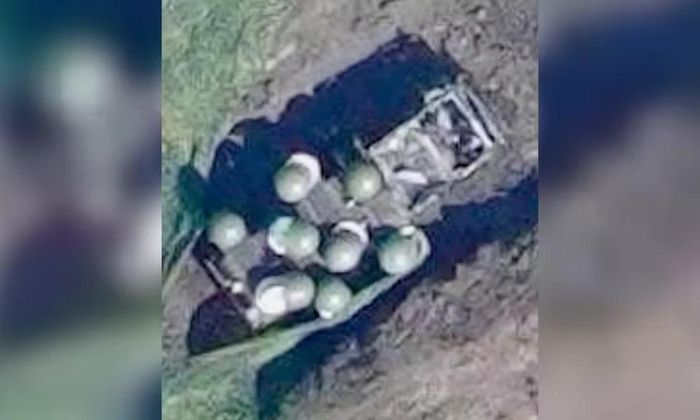 “Người Nga đã nhận 8 ăng ten vệ tinh có điều kiện, hướng chúng về phía vệ tinh, và mỗi ăng ten phát tín hiệu nhiễu trên kênh riêng của nó. Một tổ hợp tác chiến điện tử cung cấp khả năng bảo vệ cho khoảng 20 km2”.
