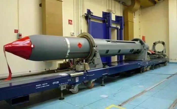 Trong giai đoạn cuối của hành trình, tên lửa sử dụng đầu dò radar chủ động và hồng ngoại, cho phép nó tấn công các mục tiêu cố định được bảo vệ tốt với độ chính xác cao.